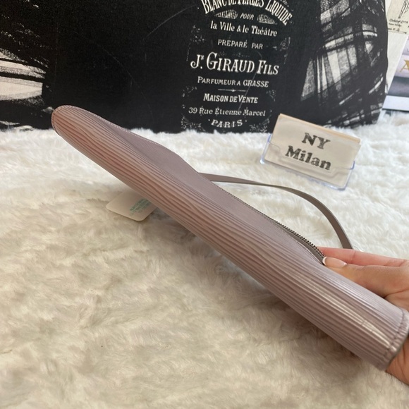 Louis Vuitton
Pochette Accessoires Epi Leather - Picture 7 of 9